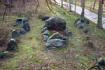Rest der Grabkammer und der Steinsetzung (Blick von Nordosten), Foto: BAB Hauptmann + Bach GmbH